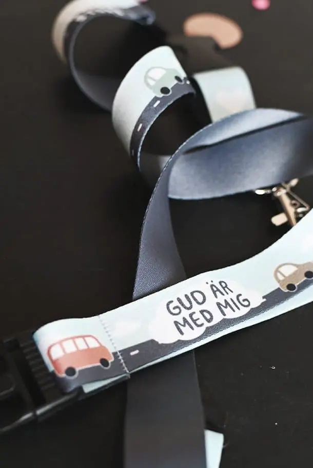 [913.002] Långt nyckelband med fordon – Gud är med mig