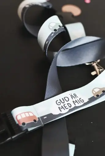 [913.002] Långt nyckelband med fordon – Gud är med mig